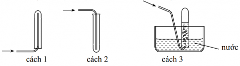 BÀI 5: AMMONIA – MUỐI AMMONIAHOẠT ĐỘNG KHỞI ĐỘNGGV yêu cầu HS thảo luận và trả lời:Em hãy giải thích hiện tượng tính tan của ammonia trong nước.NỘI DUNG BÀI HỌC GỒMAmmoniaCấu tạo phân tửTính chất vật líTính chất hóa họcỨng dụngSản xuấtMuối AmmoniaTính tan, sự điện liTác dụng với kiềm – Nhận biết ion ammoniumTính chất kém bền nhiệtỨng dụngLuyện tậpVận dụngHOẠT ĐỘNG HÌNH THÀNH KIẾN THỨCI. AMMONIAHoạt động 1: Cấu tạo phân tửHS thảo luận trả lời câu hỏi: Hãy mô tả cấu tạo phân tử của ammonia.Nội dung ghi nhớ: Đặc điểm cấu tạo của phân tử ammonia:- Nguyên tử nitrogen còn một cặp electron không liên kết, tạo ra vùng có mật độ điện tích âm trên nguyên tử nitrogen- Liên kết N – H phân cực, cặp electron dùng chung lệch về nguyên tử nitrogen làm cho nguyên tử hydrogen mang một phần điện tích dương- Liên kết N – H tương đối bền với năng lượng liên kết là 386 kJ/molHoạt động 2: Tính chất vật líHS thảo luận trả lời câu hỏi: Trình bày các đặc điểm về tính chất vật lý của ammonia.Nội dung ghi nhớ:Tính chất vật lí:- Ở điều kiện thường, ammonia tồn tại ở thể khí, không màu, nhẹ hơn không khí, mùi khai và xốc- Ammonia tan nhiều trong nước- Ammonia dễ hóa lỏng và dễ hóa rắn. Hoạt động 3: Tính chất hóa họcHS thảo luận trả lời câu hỏi: Trình bày các đặc điểm về tính chất vật lý của ammonia.Nội dung ghi nhớ:Tính base Dung dịch ammonia có môi trường base yếu, làm quỳ tím chuyển màu xanh, phenolphthalein chuyển màu hồngHoạt động 4: Ứng dụngHS thảo luận trả lời câu hỏi: Hãy liệt kê một số ứng dụng của ammonia Nội dung ghi nhớ:Một số ứng dụng của ammonia:- Tác nhân làm lạnh- Sản xuất nitric acid- Dung môi- Sản xuất phân đạm- Ammonia có ứng dụng rộng rãi trong công nghiệp, nông nghiệp, y học và đời sống. - Phần lớn ammonia được sử dụng làm phân bón như urea, đạm ammonium, ammophos- Ammonia có nhiệt bay hơi lớn nên được dùng làm chất làm lạnh trong nhiều hệ thống làm công nghiệp, hệ thống điều hòa không khí tổng - Ammonia là nguyên liệu trong sản xuất nitric acid theo phương pháp Ostwald, sản xuất soda theo phương pháp Solvey- Ammonia lỏng là dung môi ion hóa được sử dụng khá phổ biến. Các kim loại kiềm tan vào ammonia lỏng tạo dung dịch màu xanh lam có chứa ion kim loại và electron- Ngoài ra, ammonia được dùng trong xử lí môi trường, chất tẩy rửa bề mặt, kiểm soát pH của nước, trung hòa acid để bảo vệ thiết bị khỏi ăn mònHoạt động 5: Sản xuấtHS thảo luận trả lời câu hỏi: Sản xuất ammoniaNội dung ghi nhớ:1. Nếu tăng nhiệt độ, cân bằng chuyển dịch theo chiều làm giảm nhiệt độ (là chiều thu nhiệt, chiều nghịch), tăng nhiệt độ sẽ làm tăng tốc độ phản ứng nghịch  Ngược lại, nếu giảm nhiệt độ, cân bằng chuyển dịch theo chiều tỏa nhiệt (là chiều thuận) giảm nhiệt độ sẽ làm tăng tốc độ phản ứng thuận2. Nếu giảm áp suất, cân bằng chuyển dịch theo chiều làm tăng áp suất (là chiều tăng số mol khí, chiều nghịch)  Ở áp suất càng cao thì yêu cầu về chất lượng thiết bị, an toàn lao động càng cao ⟹ tăng chi phí chế tạo, lắp đặt, vận hành, bảo dưỡng thiết bị3. Chất xúc tác làm tăng cả tốc độ phản ứng thuận và phản ứng nghịch, làm hệ nhanh đạt đến trạng thái cân bằngII. MUỐI AMMONIAHoạt động 1: Tính tan, sự điện liHS thảo luận trả lời câu hỏi: NCho biết tính tan và sự điện li của các muối ammonium, kèm theo ví dụ minh họa.Nội dung ghi nhớ: Hầu hết các muối ammonium đều dễ tan trong nước và phân li hoàn toàn ra ion  Ví dụ: NH4Cl ⟶ NH4+ + Cl-Hoạt động 2: Tác dụng với kiềm – Nhận biết ion ammoniumHS thảo luận trả lời câu hỏi: Khi đun nóng hỗn hợp muối ammonium với dung dịch kiềm, điều gì xảy ra?Đưa ra ví dụ cụ thể và viết phương trình ion rút gọn cho phản ứng đó.Nội dung ghi nhớ:Đun nóng hỗn hợp muối ammonium với dung dịch kiềm sinh ra khí có mùi khaiVí dụ: (NH4)2SO4 + 2NaOH  Na2SO4 + 2NH3 + 2H2OPhương trình ion rút gọn:  Hoạt động 3: Tính chất kém bền nhiệtHS thảo luận trả lời câu hỏi: Viết các phương trình hóa học cho thấy muối ammonium có tính kém bền nhiệt và dễ bị phân huỷ khi nung nóng.Nội dung ghi nhớ:Các muối ammonium đều kém bền nhiệt và dễ bị phân hủy khi nung nóngVí dụ: NH4Cl  NH3 + HClNH4HCO3  NH3 + CO2 + H2ONH4NO3  N2O + 2H2O Hoạt động 4: Ứng dụngHS thảo luận trả lời câu hỏi: Liệt kê một số ứng dụng của muối ammonium trong thực tếNội dung ghi nhớ:Một số ứng dụng của muối ammonium: + Chất đánh sạch bề mặt kim loại + Thuốc long đờm + Phân bón hóa học + Chất phụ gia thực phẩm  + Thuốc bổ sung chất điện giảiHOẠT ĐỘNG LUYỆN TẬP