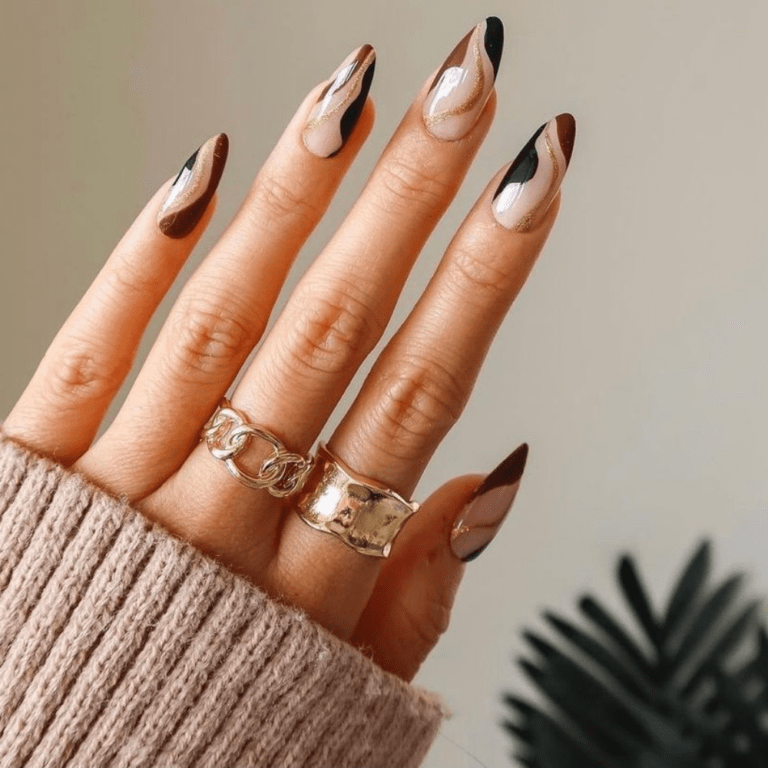 Cute swirl wedding art for wedding nails! If you are looking for fall nail designs, these will look gorgeous. 