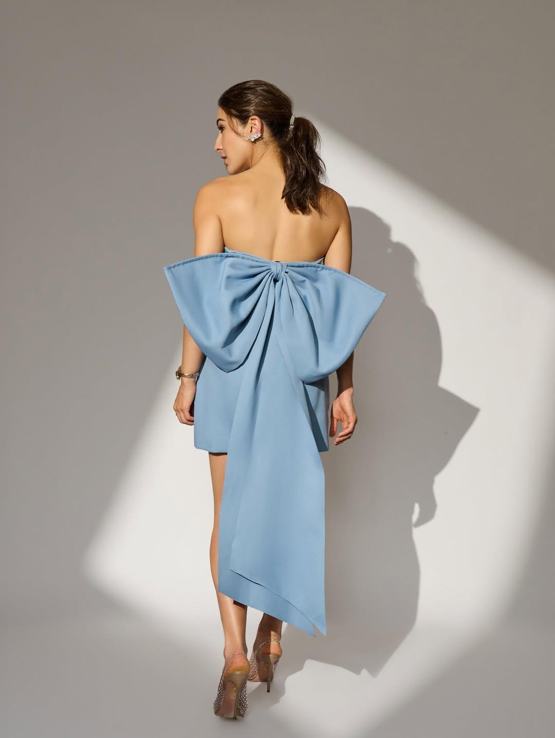 A person in a blue dress

AI-generated content may be incorrect.