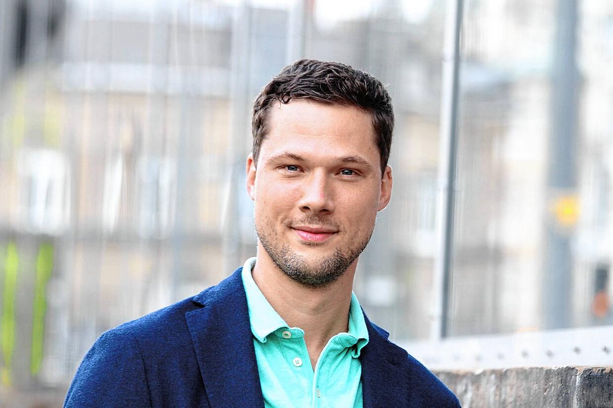 Ein Bild, das Menschliches Gesicht, Person, Kleidung, Lächeln enthält.

Automatisch generierte Beschreibung