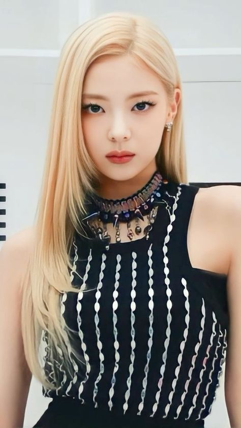 This contains an image of ITZY LIA with a blonde hair 