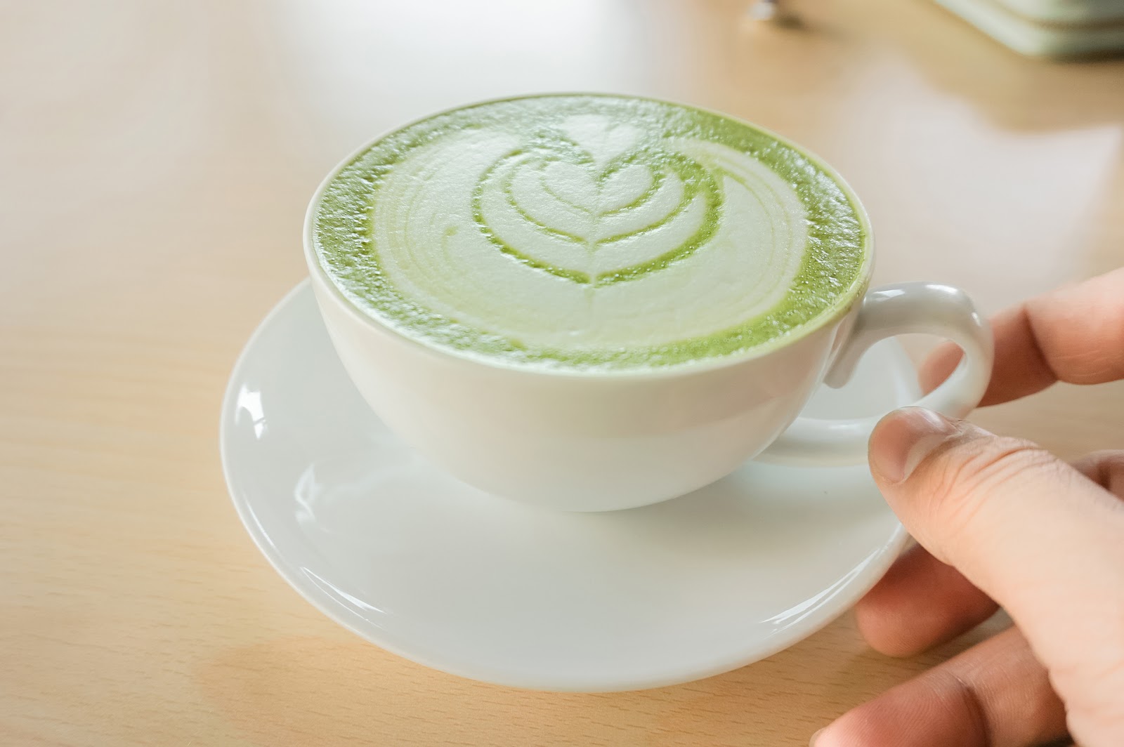 ceai matcha intr-o ceasca alba