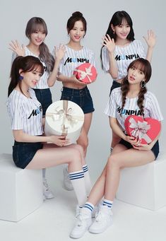 A picture of wjsn members wearing black and white 