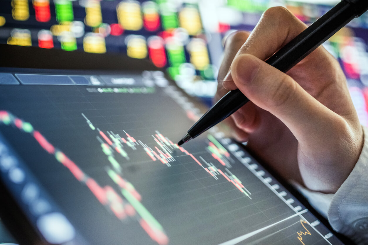 pessoa analisando o gráfico de ações executando backtest