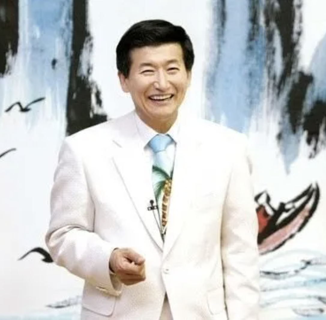 A photo of Jung Myeong Seok in white suit 