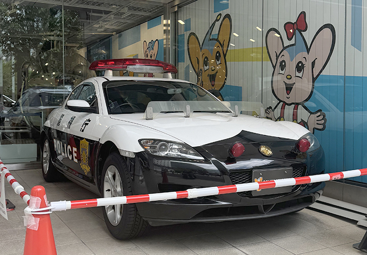 警察博物館前に展示してあるパトカーとピーポくんファミリー