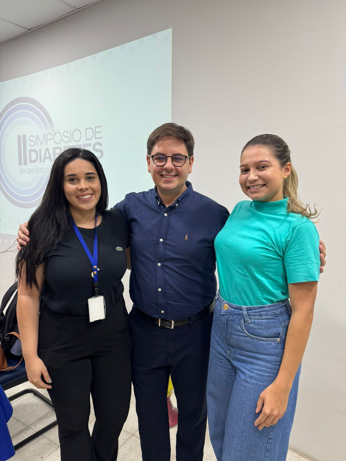 Grupo de pessoas em pé posando para fotoDescrição gerada automaticamente