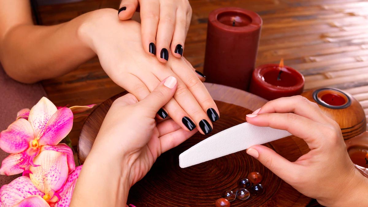 Steps for a Full Set Manicure at a Nail Salon