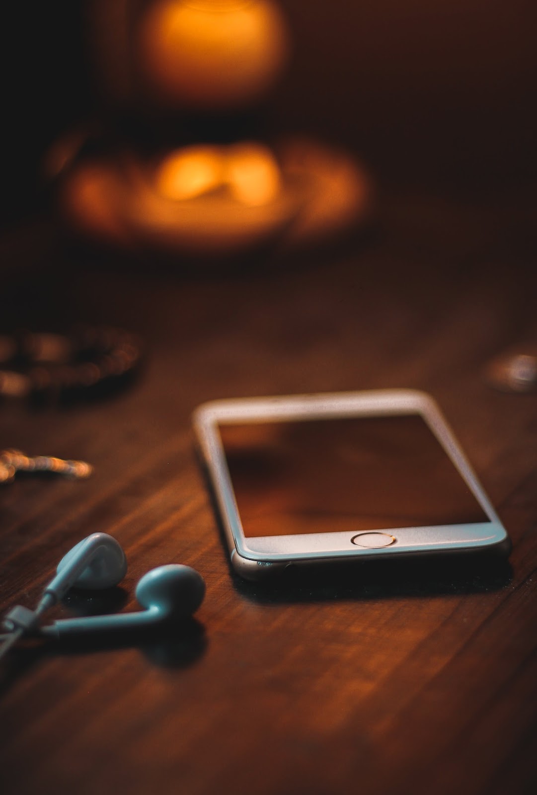 A smartphone on the table | Source: Pexels