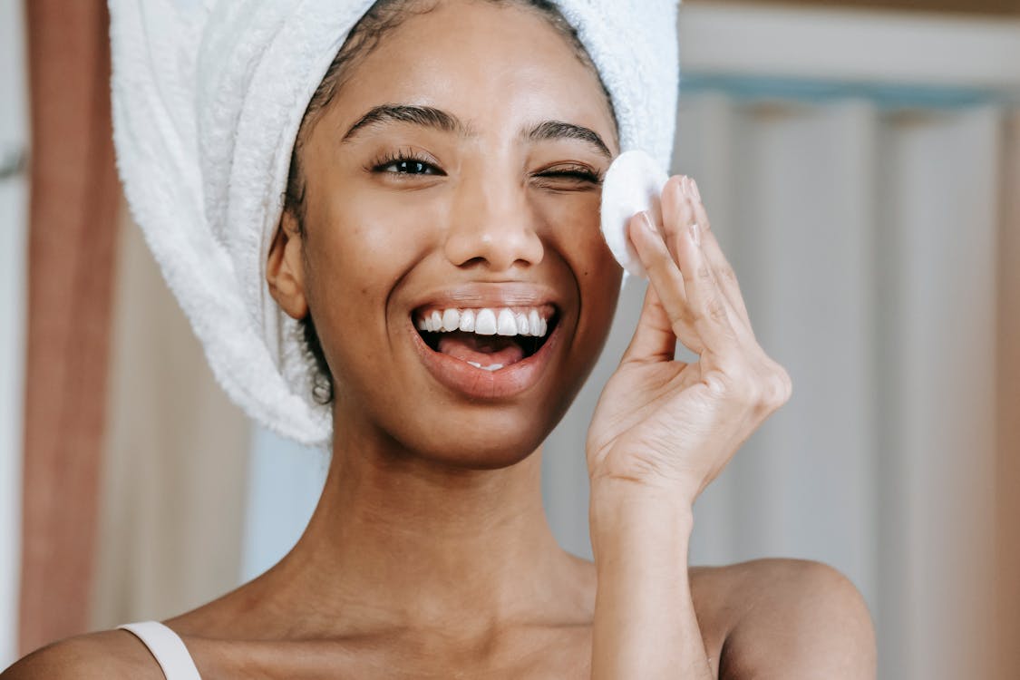 Gratis Mujer Sonriente Con Toalla Blanca En La Cabeza Foto de stock