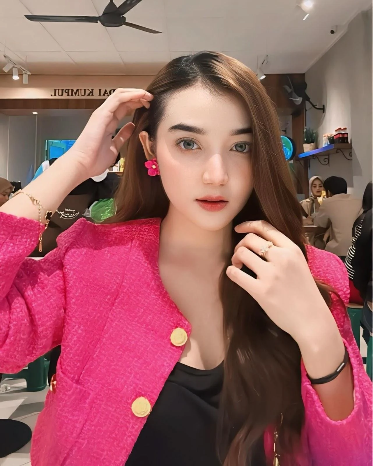 Cewek Indo Menggoda dengan Senyum Manja, cewek menggoda, gadis manja, wanita cantik