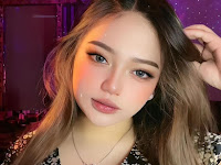 Gadis Cantik dengan Setiap Detail yang Menarik