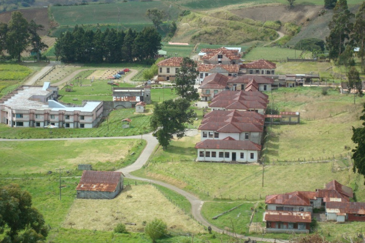 A beautiful view of houses in Cartago and there is green grass around it 