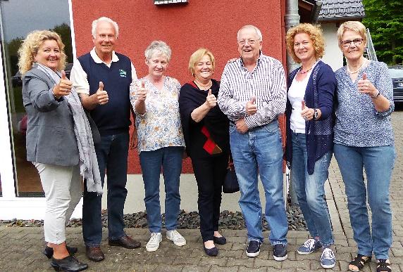 Ein Bild, das Kleidung, Person, Jeans, Schuhwerk enthält.

Automatisch generierte Beschreibung