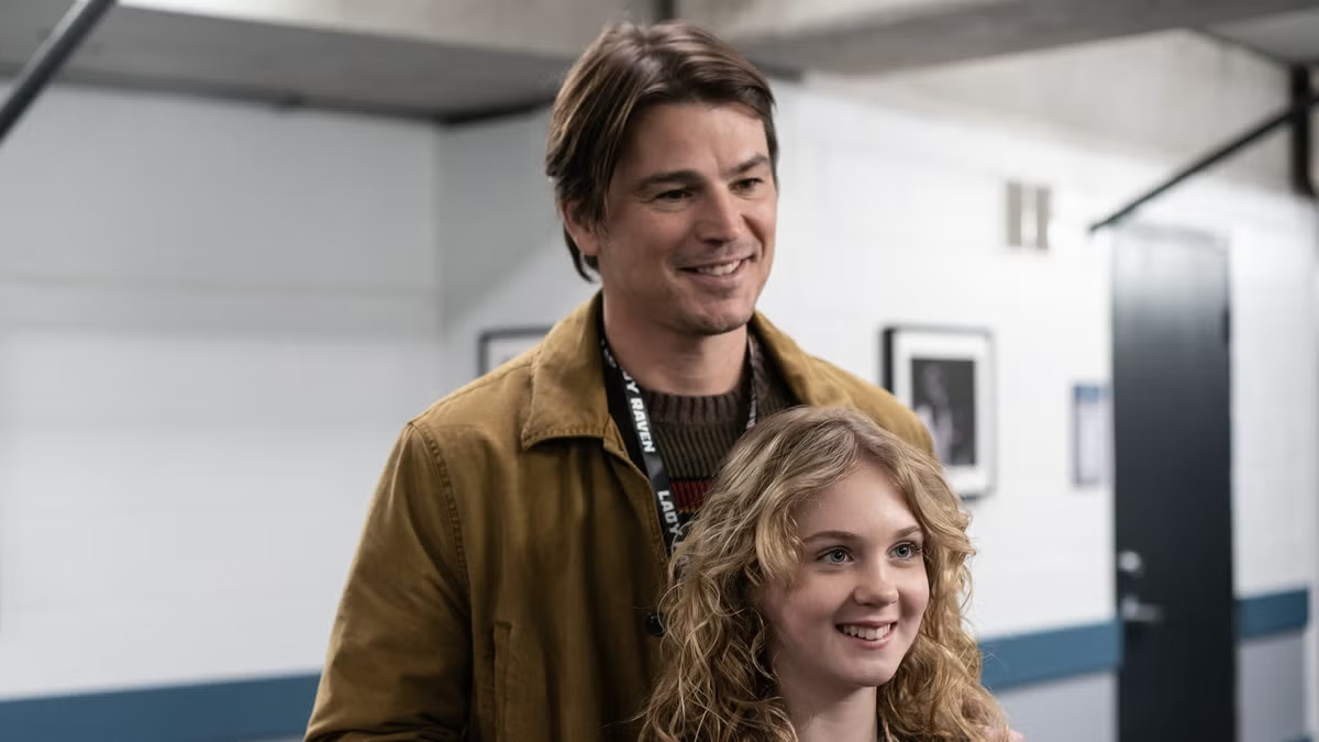 Josh Hartnett interpretando a un asesino en serie y gran padre en La Trampa, la nueva película de M. Night Shyamalan.