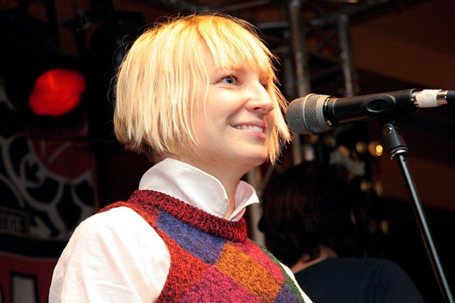 Sia Furler Net Worth, Early life, Wiki, Personal life, Family, Relationship, Career And More