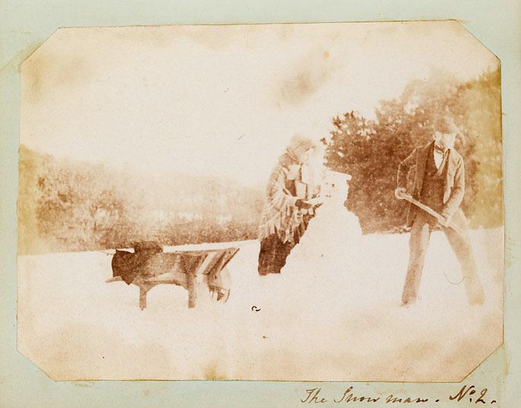 La première photographie connue d'un bonhomme de neige (v. 1853), par Mary Dillwyn[2].