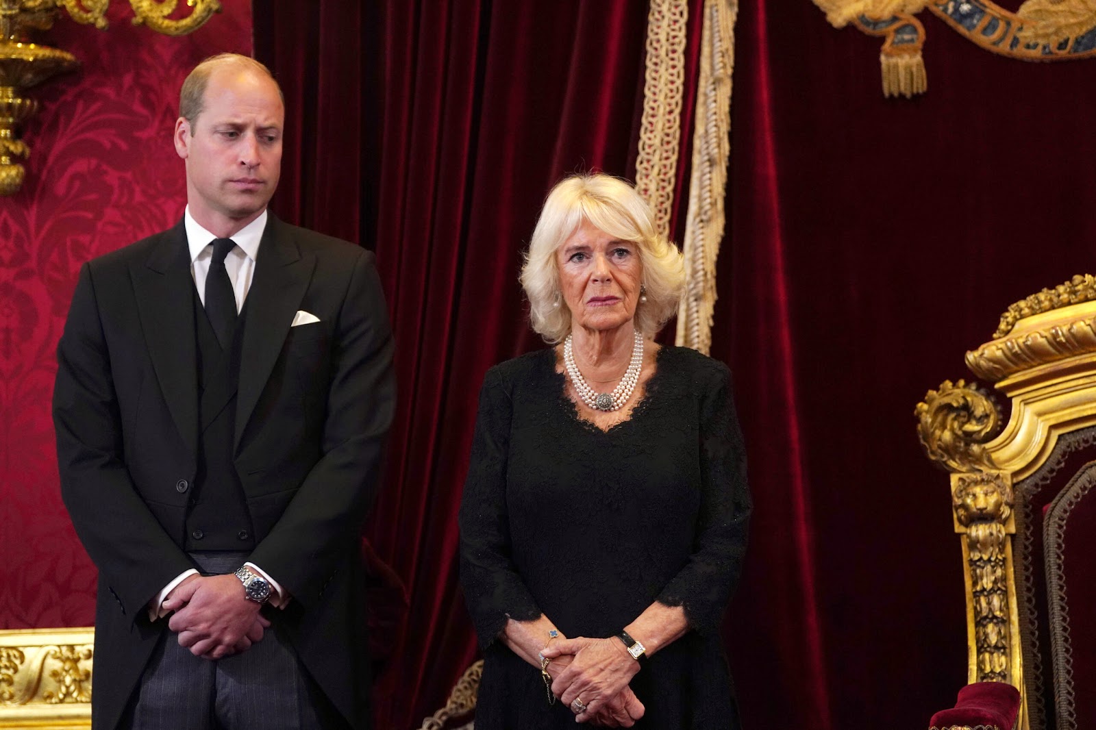 Le prince William regarde la reine Camilla.