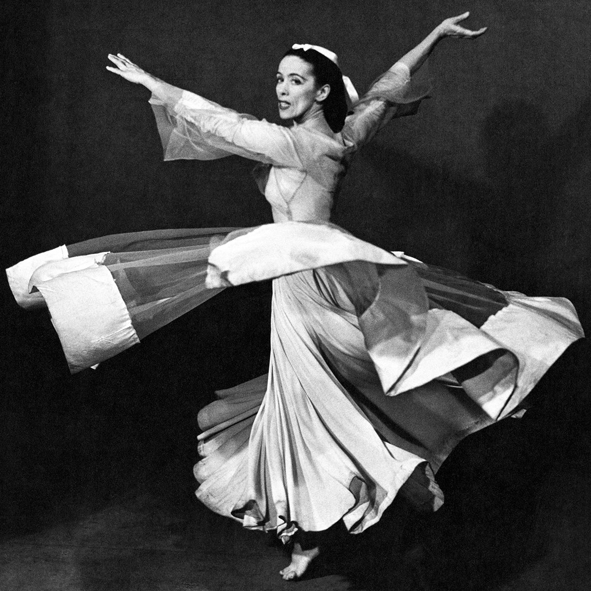 Martha Graham, lahir pada tahun 1894, adalah seorang koreografer dan penari inovatif