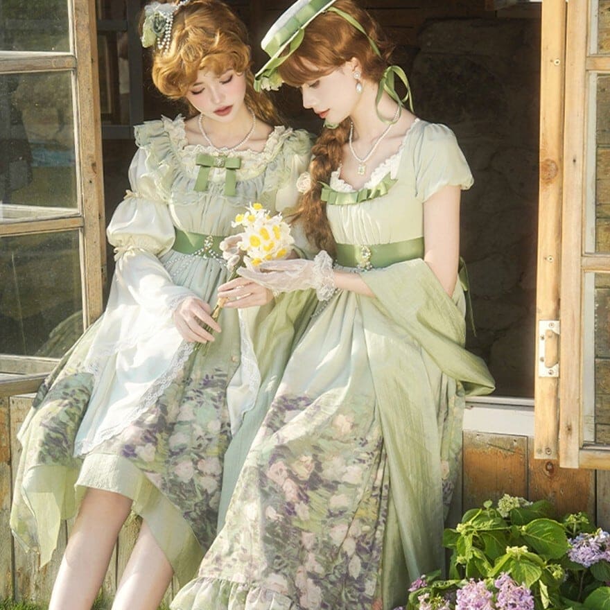 水彩画のような繊細なタッチで描かれた花柄が、まるで印象派の絵画のような美しさを放つジャンパースカートのセットです。
胸元のリボンブローチ、上品なネックレス、ウエストをマークするベルト、そしてお揃いの帽子が付属し、トータルコーディネートが完成します。
ふんわりと広がるシルエットと、柔らかな色合いが、あなたの可憐な魅力を引き立てます。