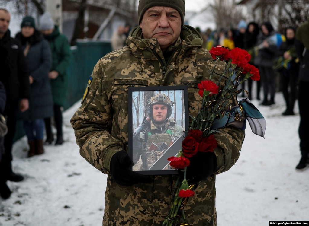 Український військовий тримає портрет побратима Володимира Андрощука, який загинув у бою під Бахмутом. Летичів Хмельницької області, 1 лютого 2023 року