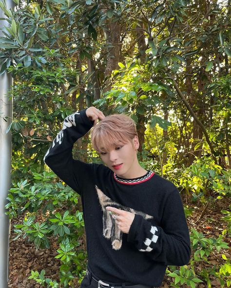 This contains an image of VANNER's Hyesung standing next to a pole with his hand on his head while wearing a sweater