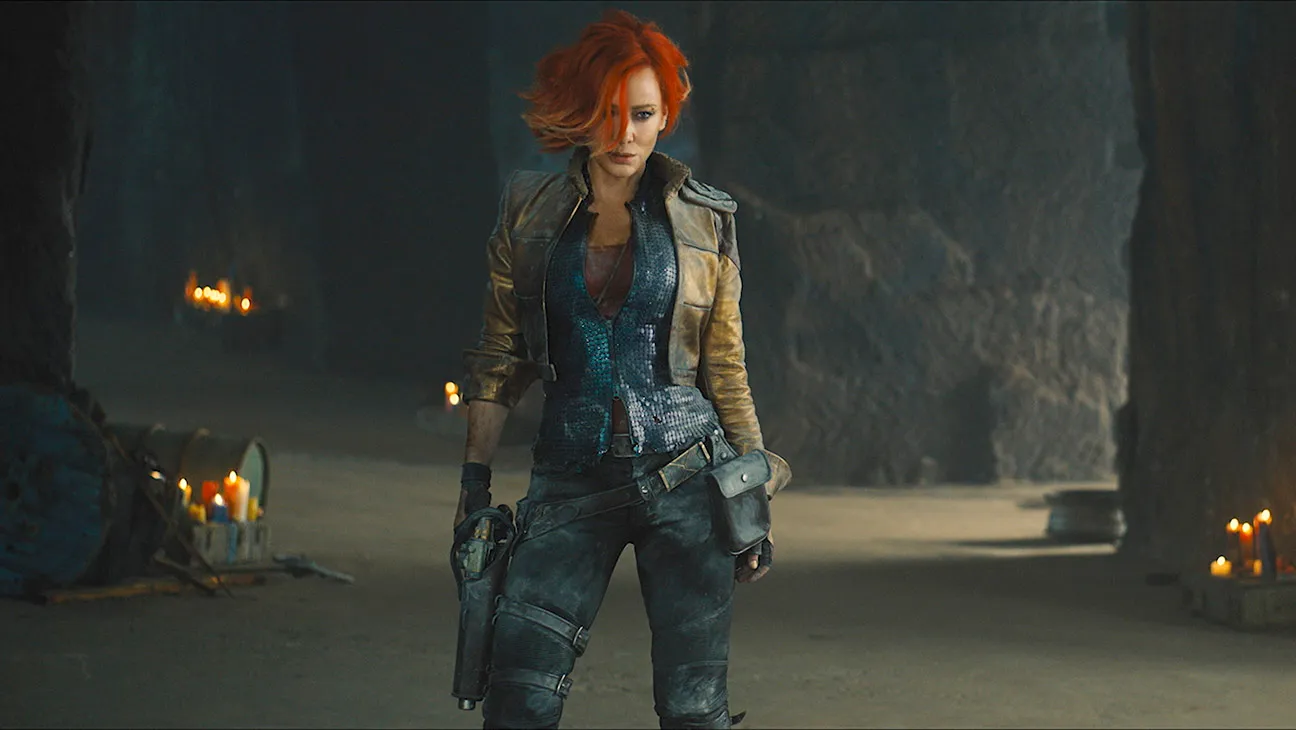 Lilith (Cate Blanchett) con cabello rojo y chaqueta de cuero, armado, en una cueva con velas.