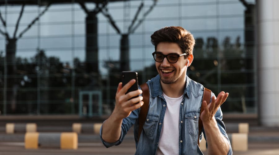 Viajero logra comunicarse con una Tarjeta SIM al llegar a su destino