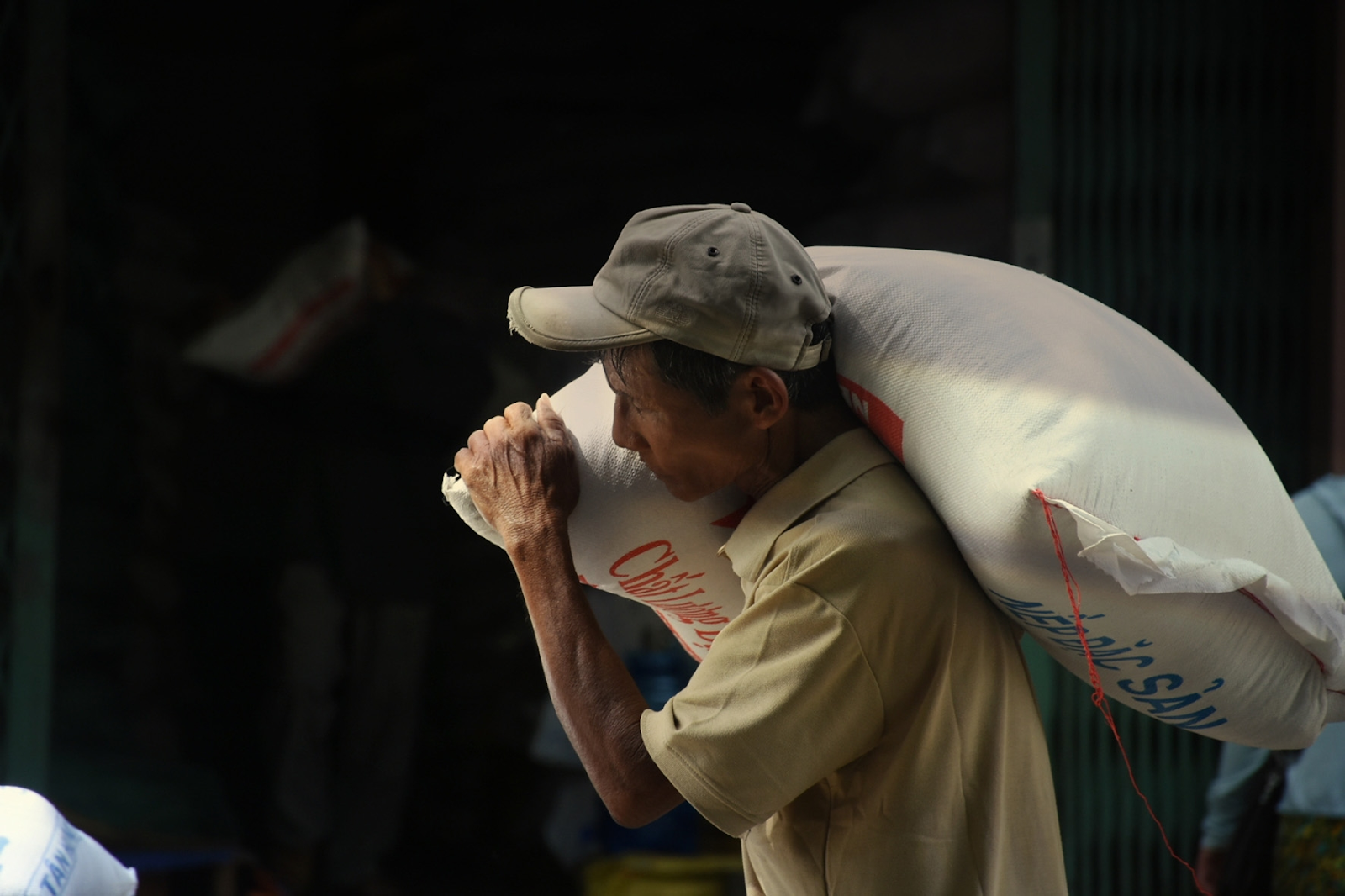 nhieu-nguoi-benh-tieu-duong-phai-lam-viec-nang-nhoc-de-duy-tri-cuoc-song