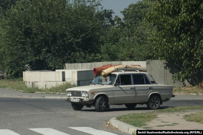 На вулицях міста &ndash; військова техніка і ще &ndash; радянські автомобілі із хатніми &laquo;скарбами&raquo;, які люди намагаються врятувати