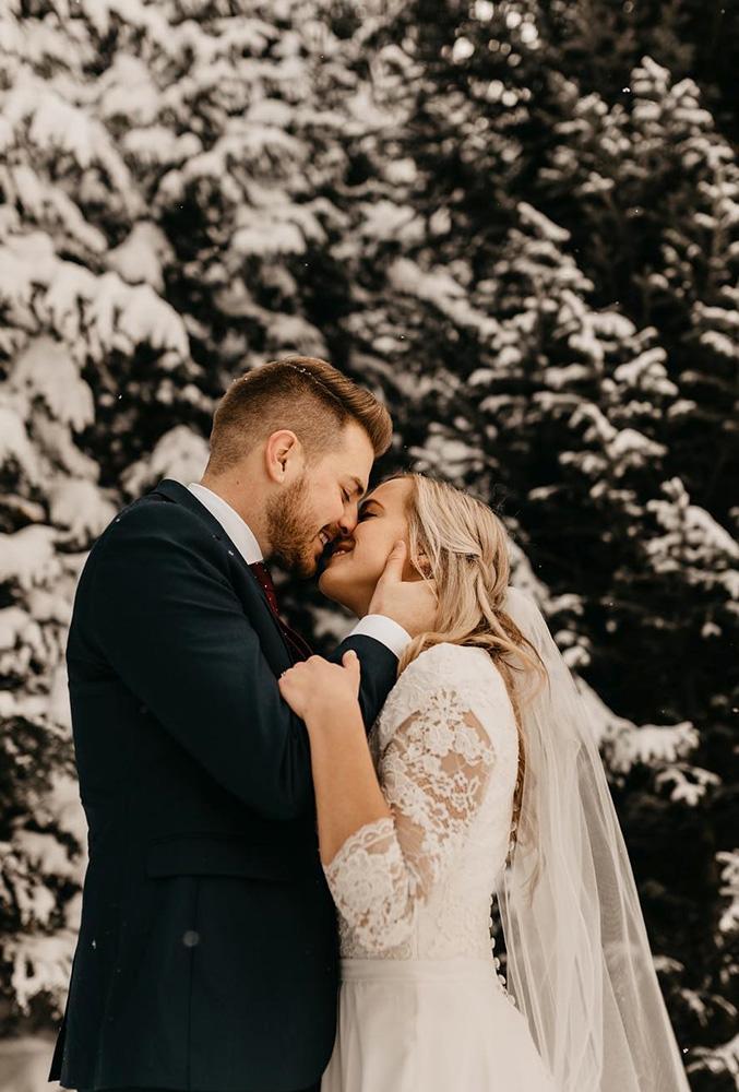 winter wedding photo ideas winter kiss bagshawphotoandvideo