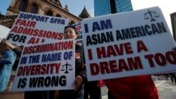 资料照---亚裔民众聚集波士顿一所法庭外,反对他们所认为的哈佛大学对亚裔申请学生的歧视。2018年10月14日