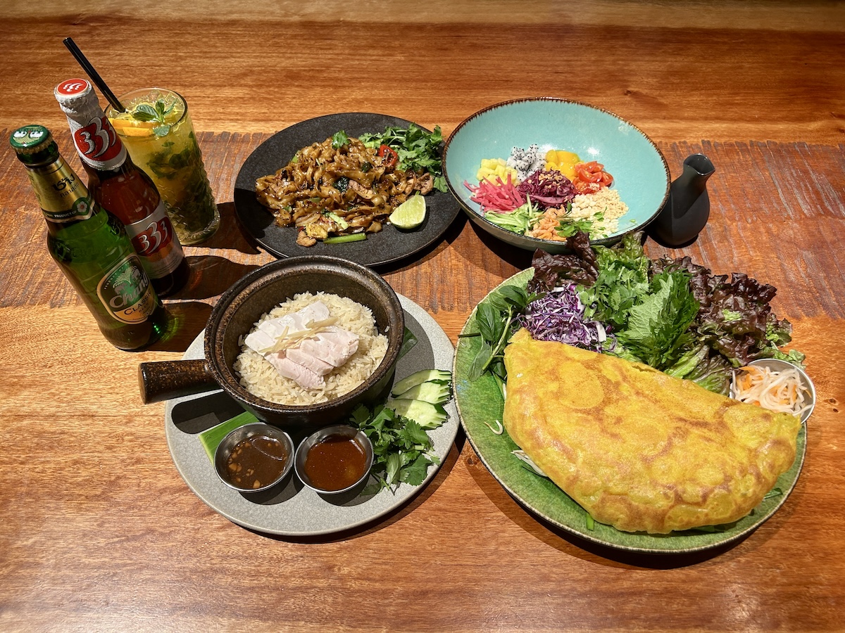 GINGER GRASS modern thai vietnameseの料理(カオマンガイ、パッキーマオ、バインセオ)