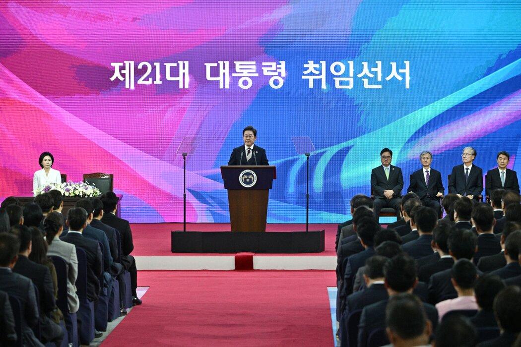 周三，在轻松赢得大选数小时后，韩国总统李在明在首尔国会发表就职演说。