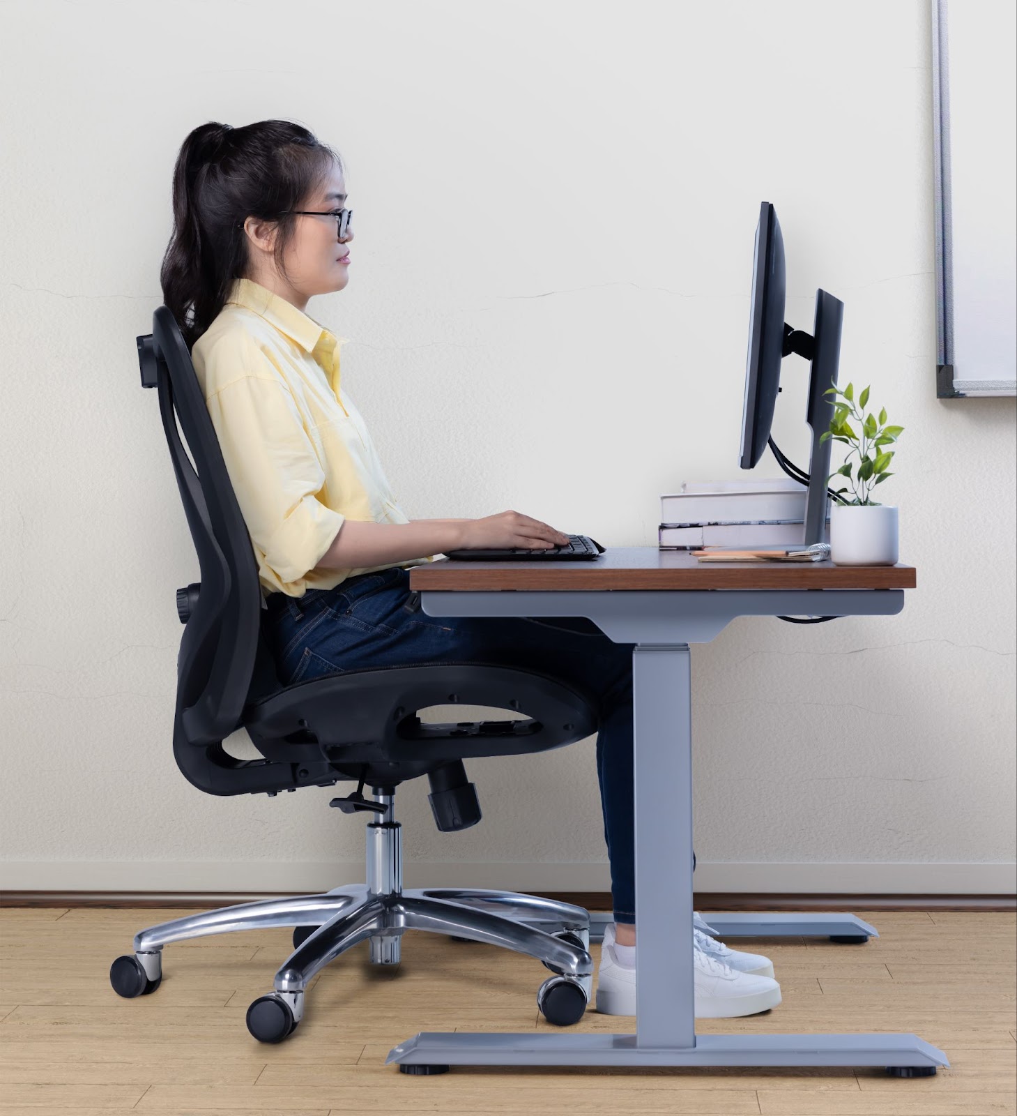 A worker working at an ergonomically optimised workstation