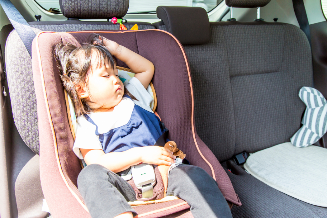 子供を車内に放置した場合のリスク