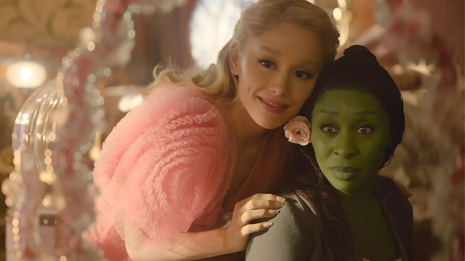 Glinda (Ariana Grande) dan Elphaba (Cynthia Erivo) dalam fim “Wicked Part 1”. (Foto: iMDB)