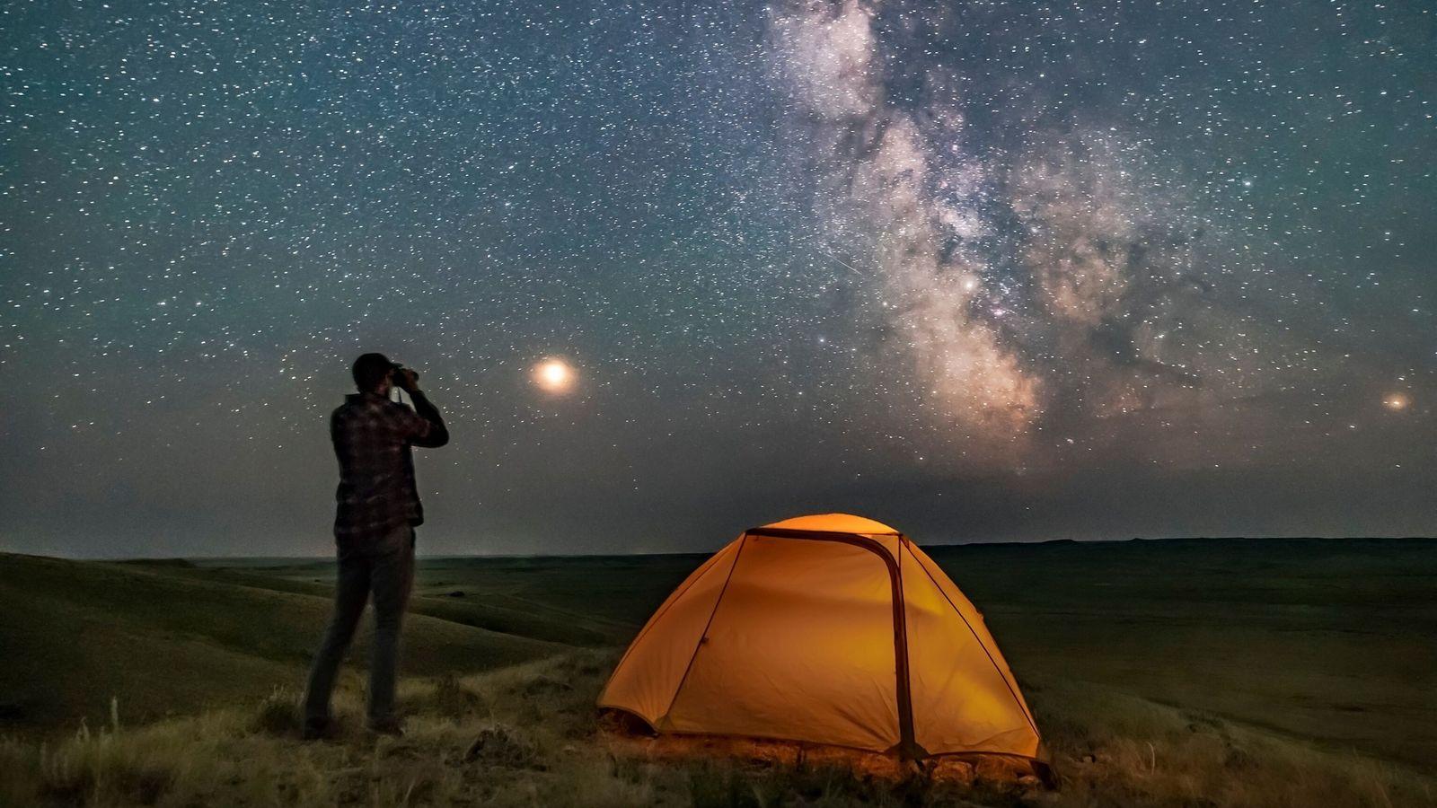 Un guía del parque nacional Grasslands, una reserva de cielo oscuro en Saskatchewan, Canadá, observa la ...