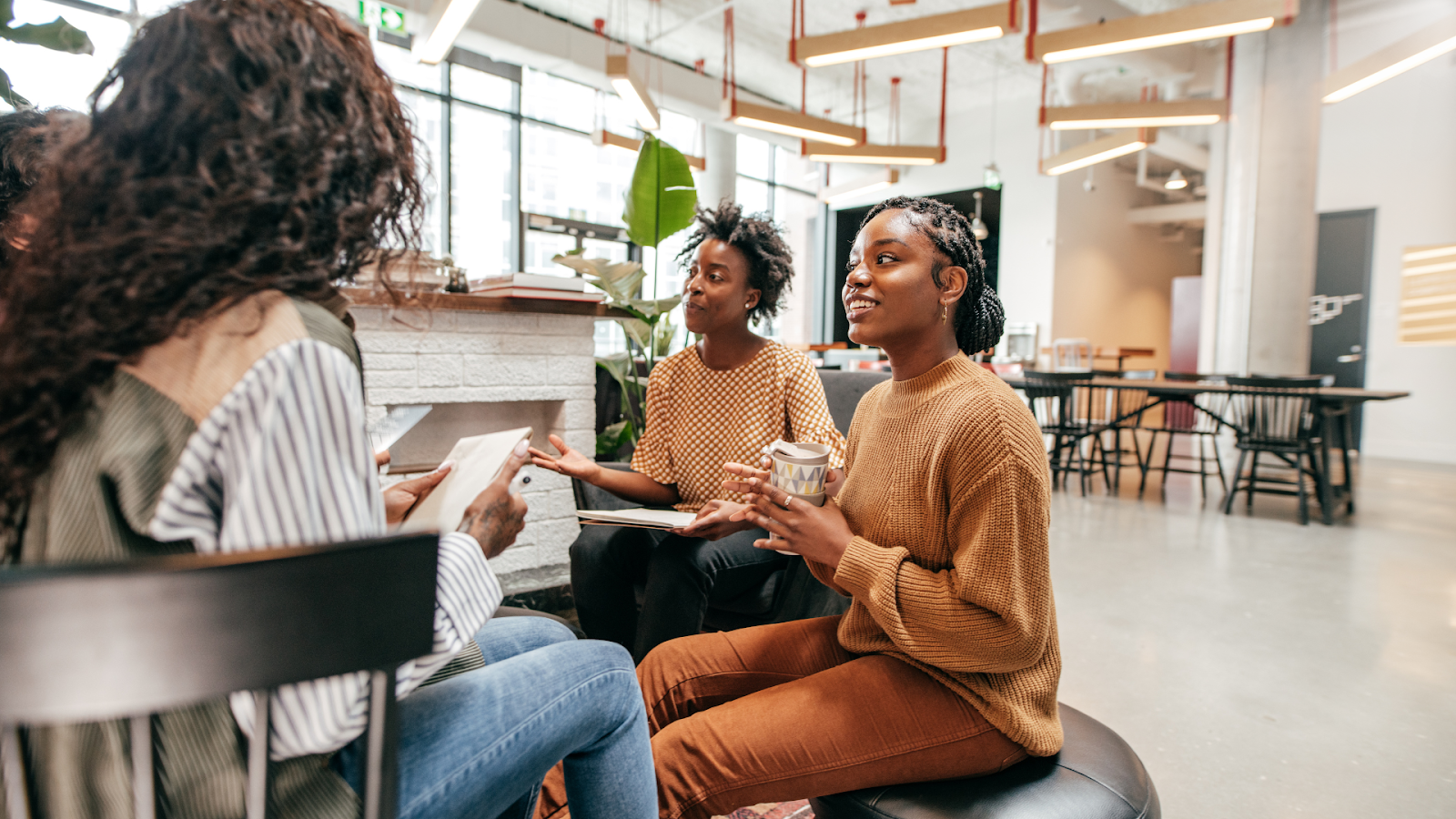 4 woman sitting on chairs discusses something // Healthier Veterans Today