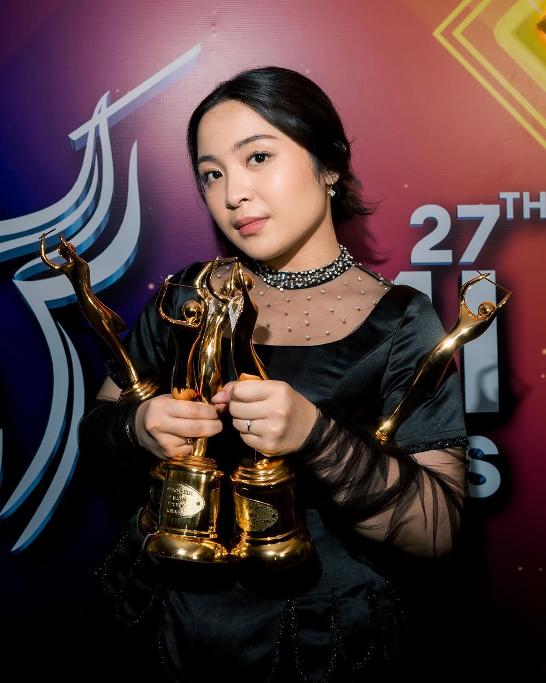 Bernadya Aribka bersama trophy bertabur berlian persembahan Frank & co. untuk AMI Awards ke- 27