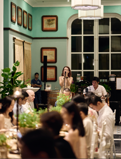 A person singing into a microphone in a restaurant

AI-generated content may be incorrect.