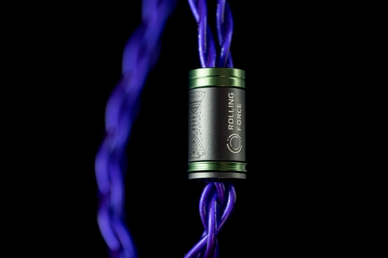 A close-up of a blue cord

Description automatically generated