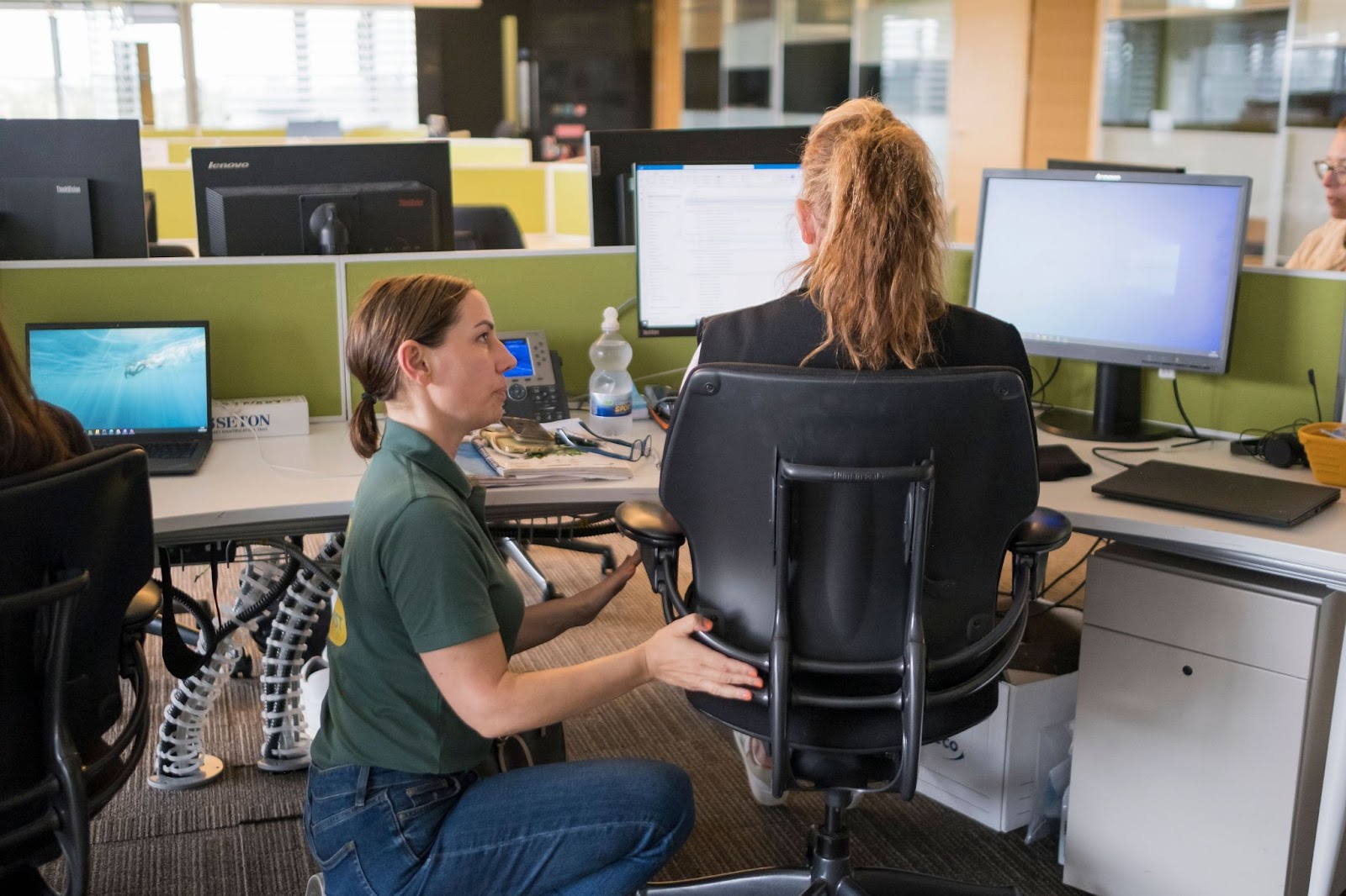 An ergonomics assessment expert performing an ergonomics assessment