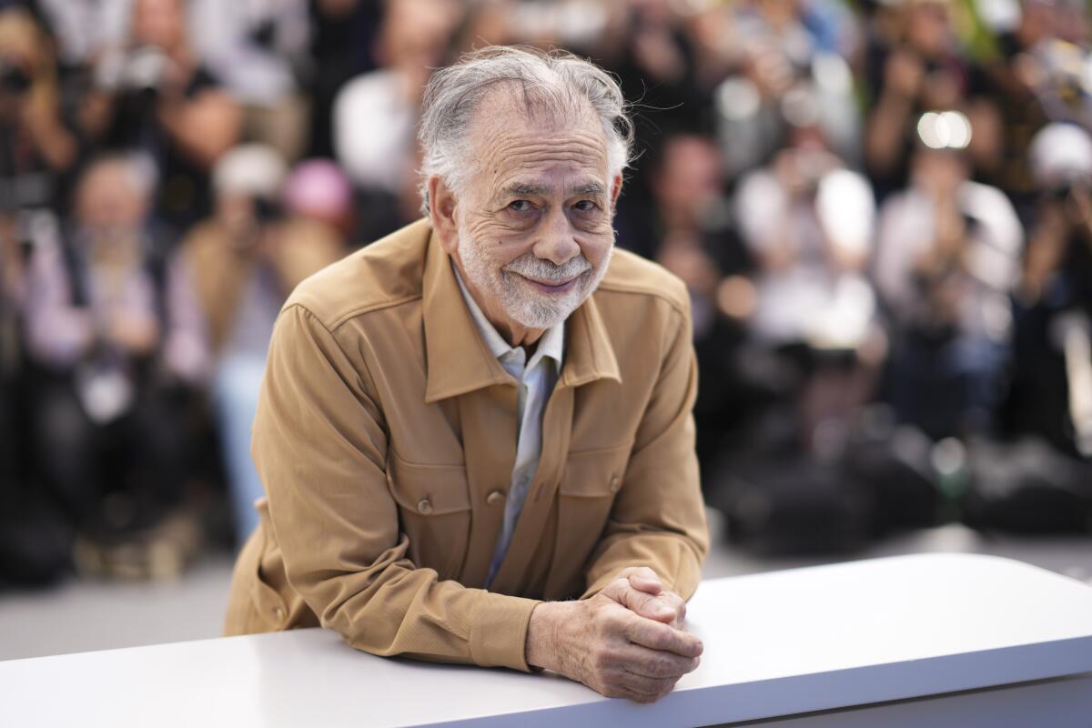 El legendario director de cine Francis Ford Coppola sonriendo a cámara ante el público.