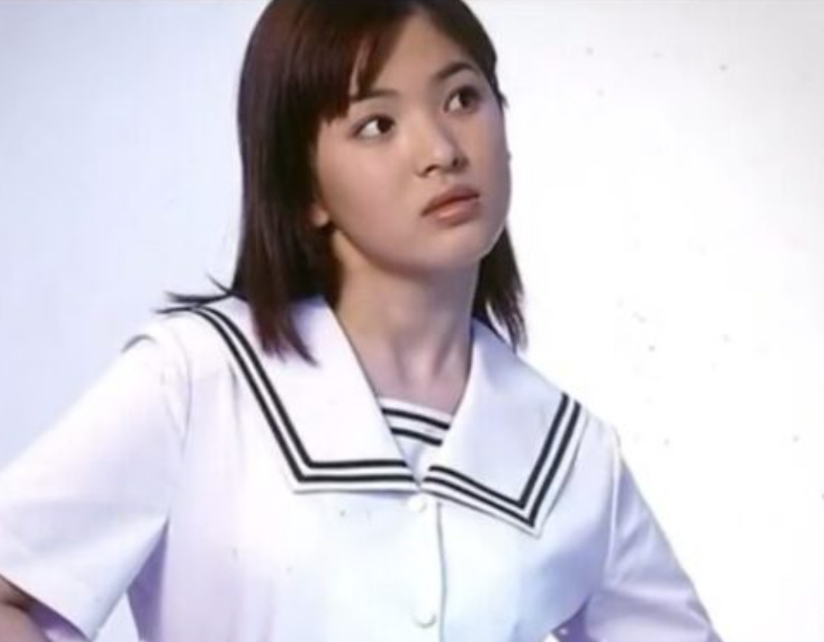 This contains an image of Song Hye Kyo