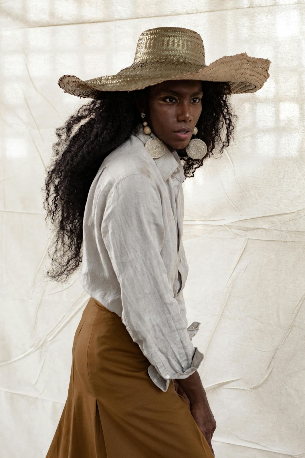 Lady wearing a wide brim sun hat: great for a creative festival in the UK.
