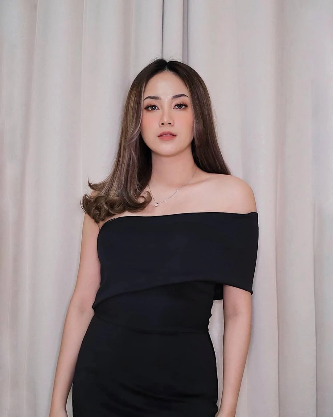 Cewek Menggoda yang Membuat Setiap Momen Terasa Begitu Menggairahkan, cewek menggoda, momen menggairahkan, gadis seksi