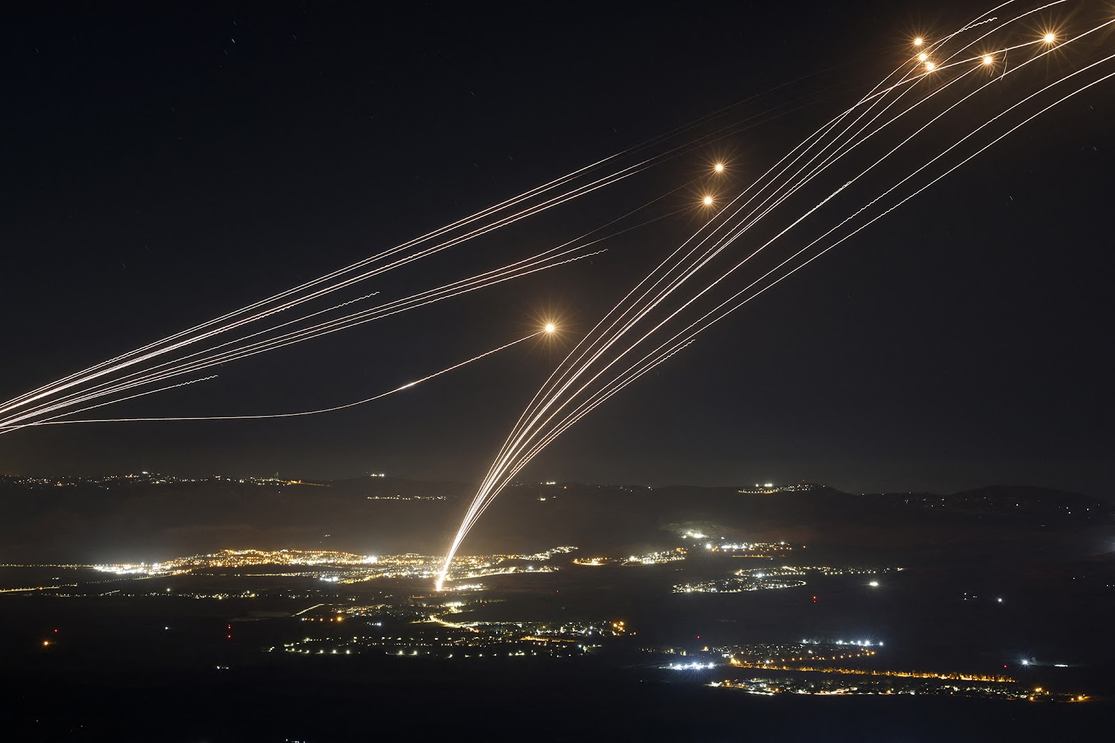 Hệ thống phòng không Iron Dome của Israel đã đánh chặn tên lửa bắn từ miền nam Lebanon trên vùng Thượng Galilee ở miền bắc Israel vào ngày 4 tháng 8.