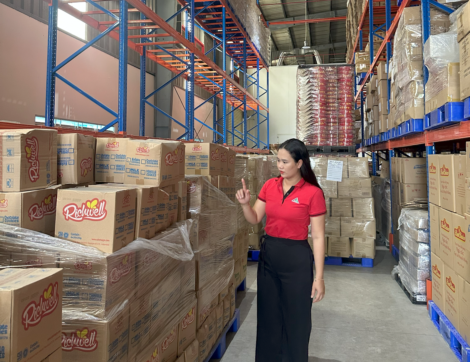 Hàng hóa hết hạn chất đống, chiếm diện tích kho
