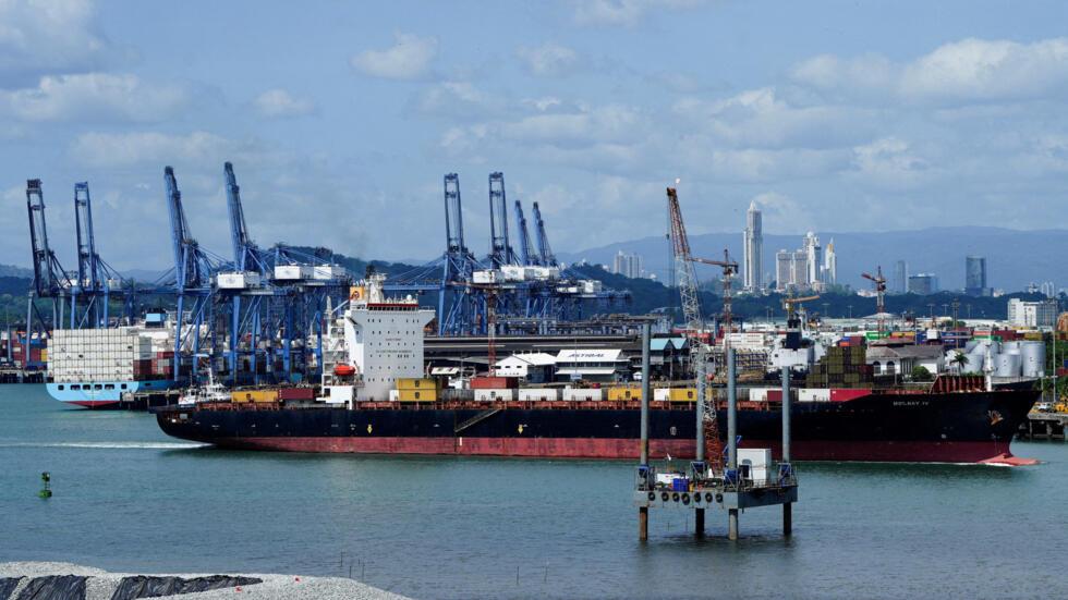 2025年3月4日，巴拿马巴拿马城，香港长江和记控股有限公司（CK Hutchison Holdings Ltd 0001.HK ）同意将其在巴拿马运河一家关键港口运营商的权益出售给贝莱德公司（BlackRock Inc）支持的财团。图为一艘船在巴尔博亚港（Balboa Port）附近航行。